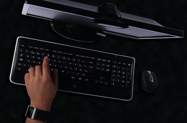 Logitech Wireless Illuminated Keyboard K800